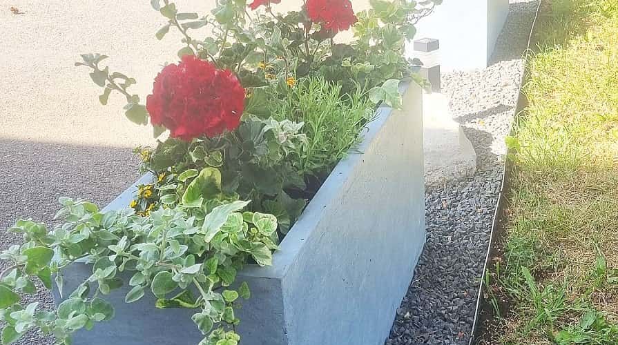 Oceľový obrubník medzi štrkovou plochou a trávnikom